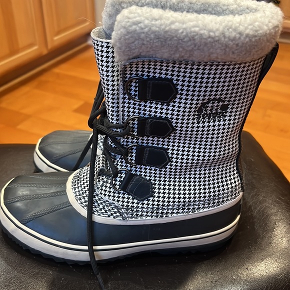 Size 8 sorel houndstooth waterproof boots - Picture 2 of 6
